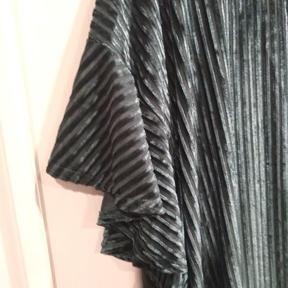 She + Sky Velvet Stripe Wrap Top size 1XL - Picture 5 of 5